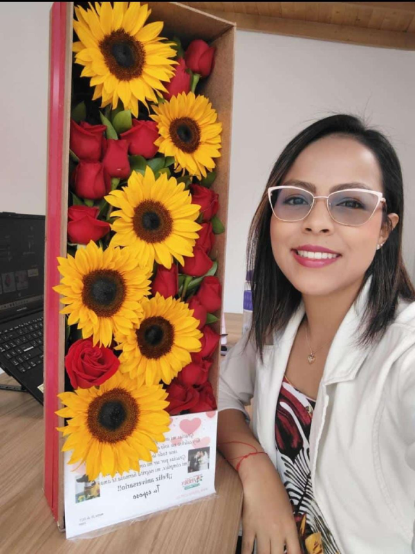 Flores Floristería De sabaneta Antioquia  Las madres tienen un sello especial que las hace dulces, fuertes, comprensivas, que las llena de coraje. FELIZ DíA.